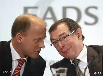 档案图片：EADS的两名CEO－－Thomas Enders（左）和Noel Forgeard2006年3月在股东大会上窃窃私语