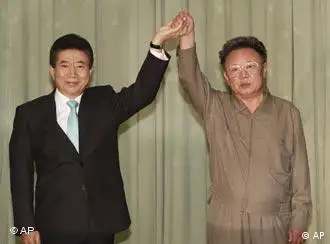 卢武铉（左）与金正日