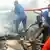 Des sauveteurs éteignent le feu et recherchent des victimes dans la carcasse calcinée de l'Antonov 26