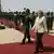 Bundeskanzlerin Merkel schreitet die Ehrenformation in Pretoria ab