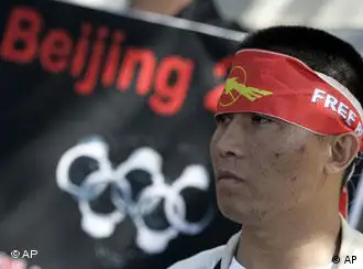 缅甸侨民在中国驻首尔使馆前抗议中国纵容缅甸的政策，呼吁抵制北京奥运