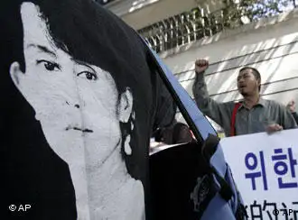 生活在韩国的缅甸人在首尔示威