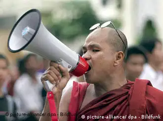 去年缅甸僧侣街头抗议的画面传遍了世界