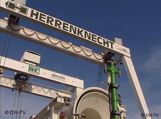 Baugerüst mit dem Schriftzug Herrenknecht (Foto: AP)