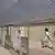 Një i burgosur ecën në burgun e Guantanamos