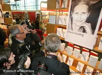 莱辛女士获奖的消息传来后，法兰克福书展上许多记者涌向她的大照片