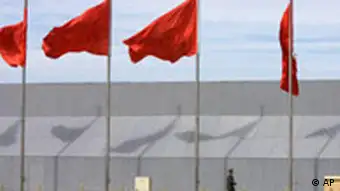 China KP Kongress in Peking rote Fahnen