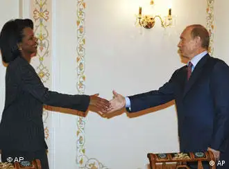 2007年10月，赖斯与普京握手