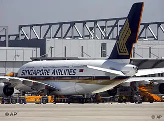 BdT in Airbus A380 in Bemalung der Singapore Airlines steht auf dem Firmenflughafen in Hamburg-Finkenwerder