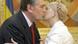 Präsident Viktor Juschtschenko gibt Julia Timoschenko Bussi (AP Photo/ Mykola Lazarenko, Presidential Press Service/Pool) Präsident Viktor Juschtschenko gibt Julia Timoschenko Bussi (AP Photo/ Mykola Lazarenko, Presidential Press Service/Pool)