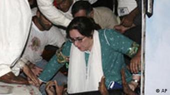 Nach dem Anschlag: Bhutto wird aus dem Wagen gerettet (18.10.2007, AP)