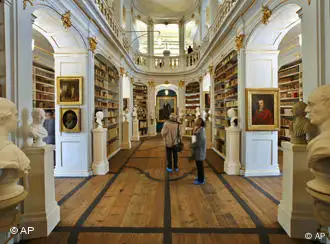 Zwei Personen stehen in Weimar im sanierten Rokokosaal der Herzogin Anna Amalia Bibliothek