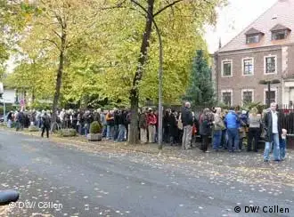 波兰驻科隆领事馆门前的长龙