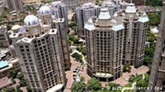 Luftaufnahme, moderne Hochhäuser in der Stadt (Quelle: dpa)