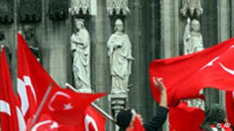 Deutschland Türkei Kurden Demonstration in Köln Dom Flagge