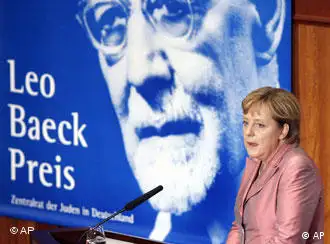 2007年11月6日，默克尔总理在柏林获得德国犹太人中央理事会颁发的大奖Leo-Baeck-Preises 2007