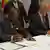 NRW-Ministerpräsident Jürgen Rüttgers (r., CDU) und der ghanaische Außenminister Akwasi Osei-Adjei unterzeichnen einen Vertrag über die Zusammenarbeit, Foto: DW