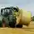 Ein Traktor auf einem Feld (Foto: AP)