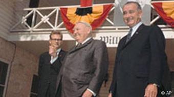 US- Praesident Lyndon B. Johnson und Kanzler Ludwig Erhard vor der Ranch des Präsidenten bei Johnson City, Texas. (Photo: AP)