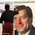 Čovjek lijepi plakat na bilbord sa likom Milorada Dodika.