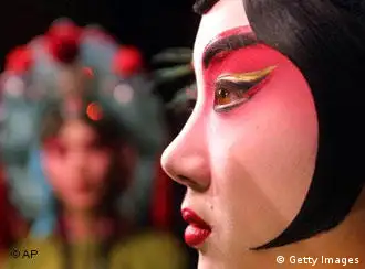 文化革命结束将近三十年后，传统京剧日渐势微，革命样板戏又登上舞台