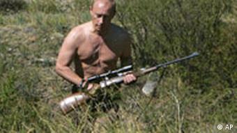Wladimir Putin hält ein Jagdgewehr in der Hand (Foto: RIA Novosti)