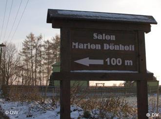Schild in Winterlandschaft mit der Aufschrift Salon Marion Dönhoff 100m. (Foto: DW/ L.Vierecke)