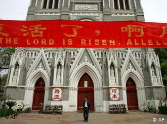 Rotes Banner mit Aufschrift vor einem Kirchengebäude(Foto: AP)