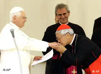 香港主教陈日君（图右）2007年受教皇本笃十六世接见