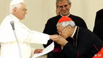 Der chinesische Kardinal Joseph Zen Ze-Kiun küsst die Hand von Papst Benedikt XVI
