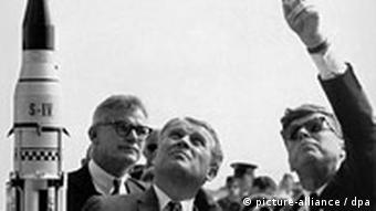 Wernher v. Braun and US President John F. Kennedy pointing at rocket in Cape Canaveral, Florida