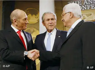 以色列总理奥尔默特，美国总统布什和巴勒斯坦总统阿巴斯在安纳波利斯会议开幕式上