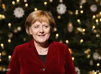 德国总理默克尔站在总理府的圣诞树前