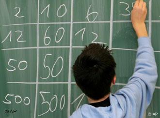 Ein Schüler schreibt während einer Mathematikstunde Ergebnisse an die Tafel. Quelle: AP Photo/Joerg Sarbach