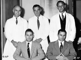 1954年，世界第一例肾移植由Joseph Murray（后左）对Richard Herrick（前左）成功完成