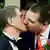 Svadbeni poljubac - Guenther Bloechl i Rainer Kuehnert pred matičarem u Hamburgu