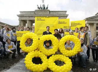 大赦国际在柏林勃兰登堡门前举行抗议中国人权状况的活动