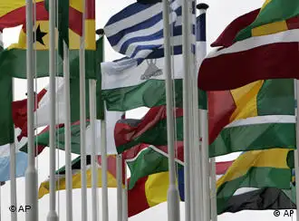 EU-Afrika Gipfel in Lissabon, Portugal Flaggen der europäischen und afrikanischen Nationen, die bei dem Gipfel vertreten sind Symbolbild