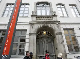 Aussenansicht vom Willy-Brandt-Haus in Lübeck. (AP Photo/Heribert Proepper) ---This outside view taken on Thursday, Dec.13, 2007, shows the Willy-Brand-Haus (House) in Luebeck, northern Germany. The building houses an exhibition featuring the political life of Germany's former chancellor and Peace Nobel Prize winner Willy Brandt. It opens officially on upcoming Tuesday, Dec.18, 2007. (AP Photo/Heribert Proepper)