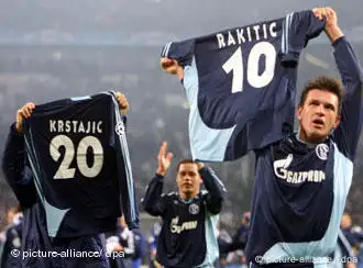 12月11日，沙尔克球员高举队友的球衣，踏入十六强。球衣所属的两名队员Kristajic和Rakitic由于迪斯科事件被排除出球队大名单