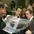 Sarkozy čita novine
