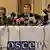 Kimmo Kiljunen von der OSZE spricht in mehrere Mikrofone (Foto: dpa)