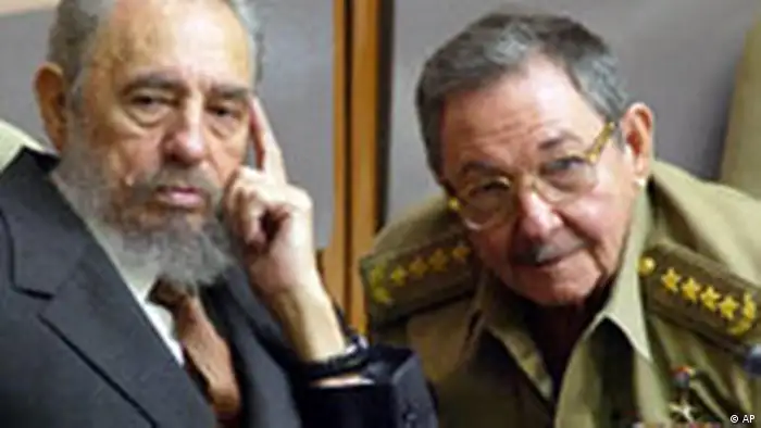 Kuba Fidel Castro und sein Bruder Raul Castro (AP)