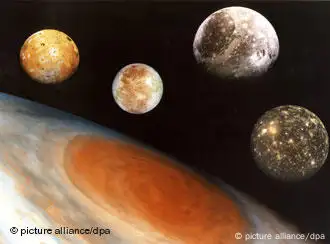 Das Archivbild von 1997 zeigt eine Fotomontage des Jupitersystems: zu sehen ist der Rand der Jupiterkugel mit dem Großen Roten Fleck sowie Jupiters vier große Monde, die als die Galileische Monde bekannt sind. Von oben nach unten heißen sie Io, Europa, Ganymed und Callisto. Seit fast neun Jahren fliegt die deutsch-amerikanische Jupitersonde Galileo durch das All und erforscht die Mysterien im Reich des Riesenplaneten. Nur noch ein gutes Jahr verbleibt, bis Galileo seinen zweiten Zweijahres-Zyklus mit der Direkterkundung von Europa und Callisto sowie Io abgeschlossen hat. dpa COLOR (zu dpa-Feature "Galileo-Garantie abgelaufen - Das Schicksal der Jupiter-Sonde" vom 29.8.98)