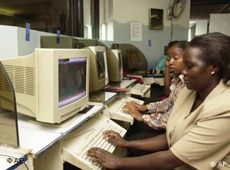 Zwei afrikanische Frauen in einem Internet-Cafe in Nairobi (Foto: apn)