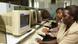 Jungen Kenianerinnen surfen im Internet in einem Café in Nairobi (Foto: AP) Jungen Kenianerinnen surfen im Internet in einem Café in Nairobi (Foto: AP)