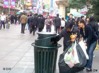 上海繁华街头的拾荒者