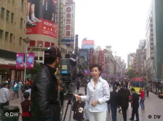 中国电视台在上海南京路拍摄