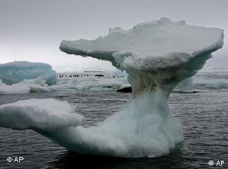 Ein schmelzender Eisberg am Nordpol