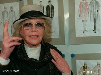 Hildegard Knef vor ihren Modeentwürfen. Unter dem Titel "Knef-Fashion" suchte die Schauspielerin jetzt Produzenten für ihre Ideen, die als eine Modelinie für die Frau Mitte 40 gedacht war Hildegard Knef vor ihren Modeentwürfen. Unter dem Titel "Knef-Fashion" suchte die Schauspielerin jetzt Produzenten für ihre Ideen, die als eine Modelinie für die Frau Mitte 40 gedacht war